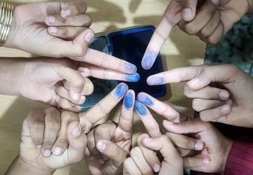 حضور دانش آموزان دبستان پورولی راونگ میناب در انتخابات شوراهای دانش آموزی 