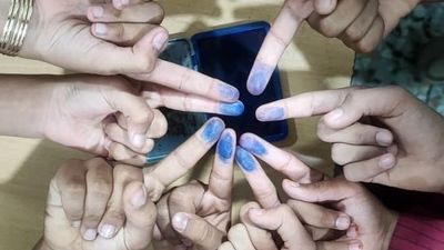 حضور دانش آموزان دبستان پورولی راونگ میناب در انتخابات شوراهای دانش آموزی 