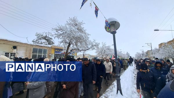 حضور پر شور فرهنگیان و دانش آموزان در کنار مردم ولایتمدار شهرستان صالح آباد در یوم الله ۲۲بهمن
