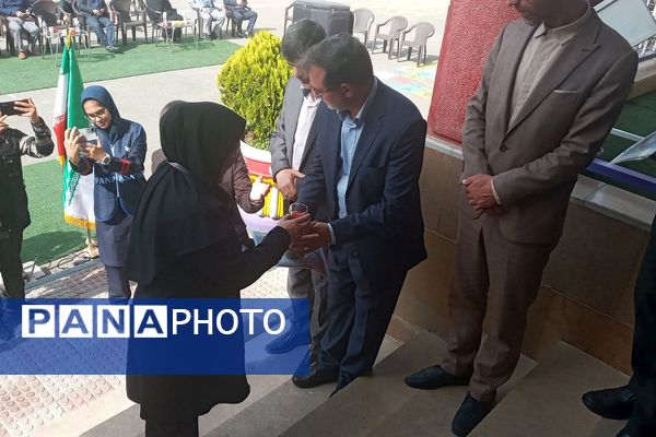 پاسداشت مقام شامخ معلم در آموزشگاه هیأت امنایی فرزانگان ملارد؛ با نواختن زنگ سپاس معلم 