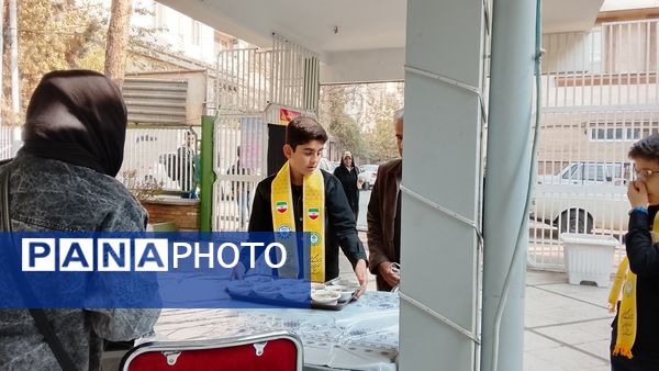 برپایی موکب دانش‌آموزان پیشتاز در منطقه ۱۰ در سالروز شهادت حضرت زهرا (س)