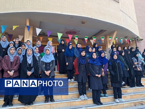 شور و نشاط دانش‌آموزان مدرسه حضرت معصومه (س) ناحیه 4 کرج در انتخابات شورای دانش‌آموزی