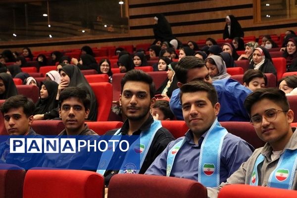 تقدیر از دانش‌آموزان برتر حوزه فرهنگی و هنری در آموزش و پرورش ناحیه یک شهرری