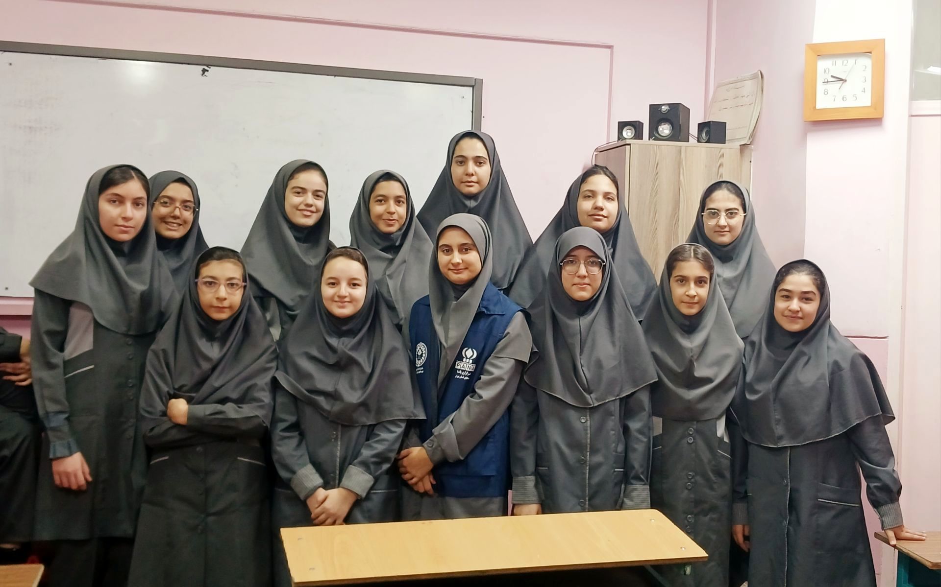 عکس یادگاری کلاس ۸/۲ مدرسه حضرت معصومه