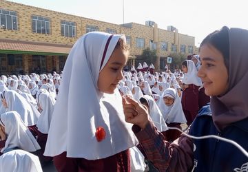 جشن روز جهانی کودک در دبستان دخترانه معلم؛ شادی در هوای پاییزی