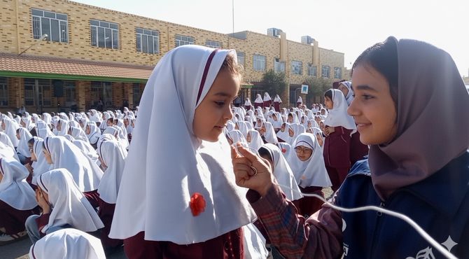 جشن روز جهانی کودک در دبستان دخترانه معلم؛ شادی در هوای پاییزی