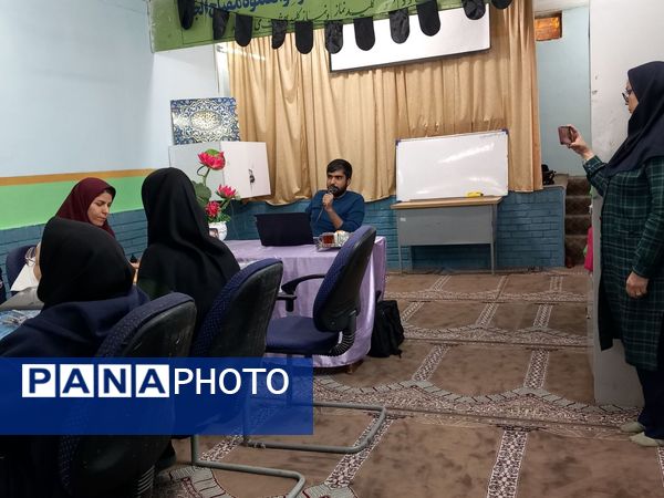 جلسه شورای دبیران در دبیرستان دخترانه فضه 