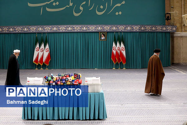 حضور رهبر معظم انقلاب در رای گیری مرحله‌ دوم انتخابات مجلس
