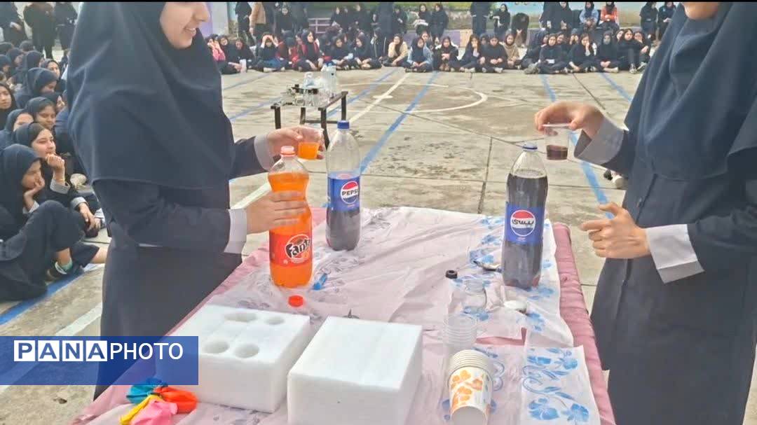 «روز آزمایشگاه» در دبیرستان شاهد ریحانه