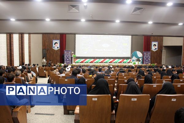 تقدیر از دانش‌آموزان و فرهنگیان برگزیده مسابقات قرآنی در استان قم