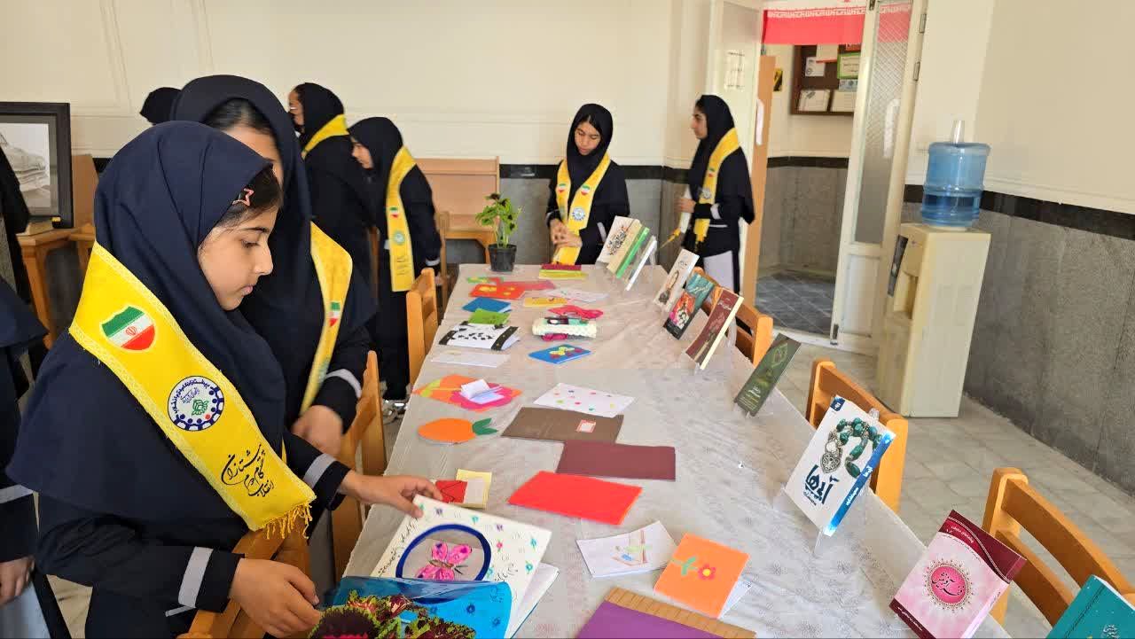 بازدید دانش‌آموزان آموزشگاه حضرت زینب(س) از نمایشگاه کتاب و آثار هنری در سعدآباد