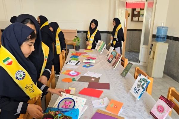 بازدید دانش‌آموزان آموزشگاه حضرت زینب(س) از نمایشگاه کتاب و آثار هنری در سعدآباد