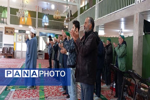 اقامه نماز جماعت باحضور معتکفین در مسجد جامع شهر بار نیشابور 