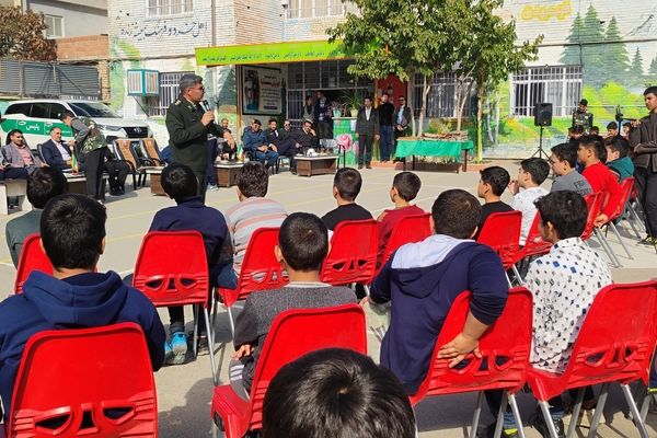 آشنا شدن دانش‌آموزان مدرسه فرزانگان با انواع آسیب‌های اجتماعی 