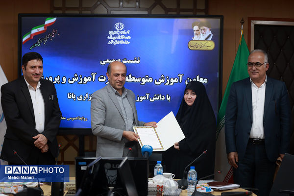 نشست صمیمی معاون آموزش متوسطه وزارت آموزش و پرورش با دانش‌آموز خبرنگاران خبرگزاری پانا