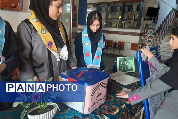 برگزاری انتخابات شورای دانش‌آموزی در دبیرستان فرزانگان قائمشهر