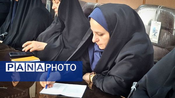 نشست بانوان ستادی با سرپرست آموزش و پرورش قائمشهر