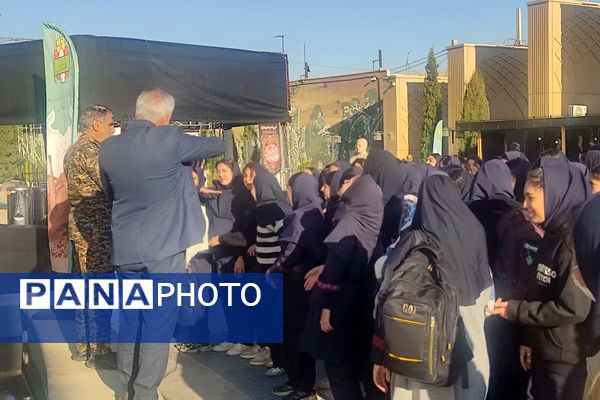 اردوی آمادگی و دفاعی دانش‌آموزان پایه نهم مدرسه فرشتگان در موزه دفاع مقدس