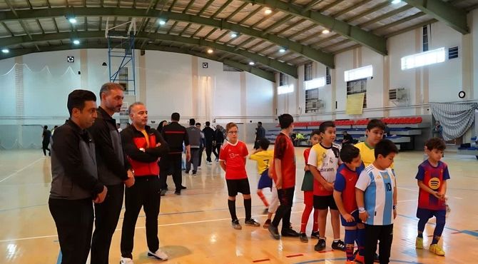 برگزاری مسابقه ورزشی پدر و پسر در سالن مدافع حرم شهرستان دامغان