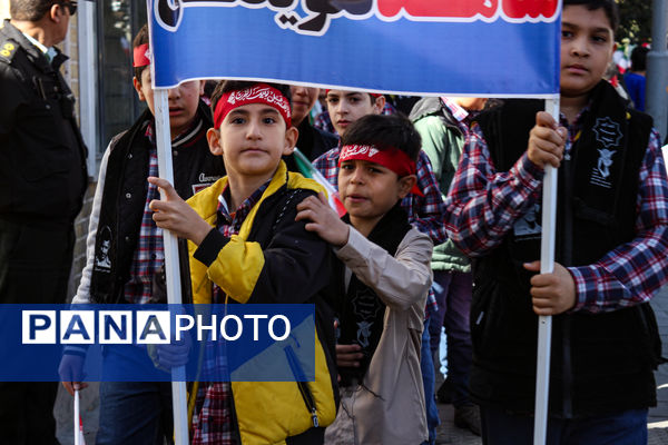 حضور پرشور دانش آموزان زنجانی در راهپیمایی ۱۳ آبان