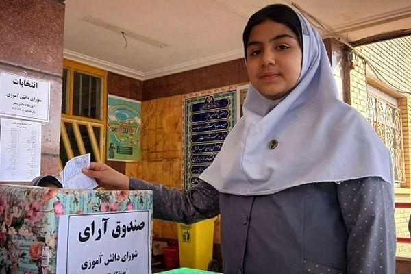 تمرین دموکراسی امروز از پشت نیمکت‌ها دیده شد