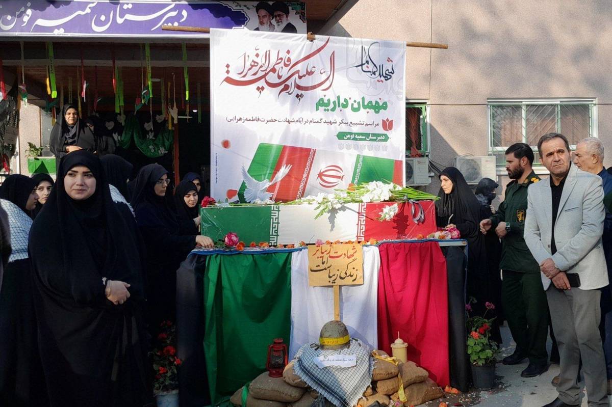 استقبال دانش آموزان دبیرستان سمیه از شهید گمنام