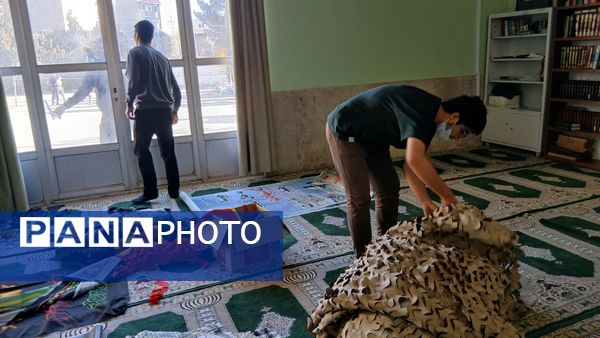 مراحل آماده‌سازی مراسم گرامیداشت شهید رمضانعلی چوبداری در دبیرستان نمونه دولتی معلم ساوجبلاغ 