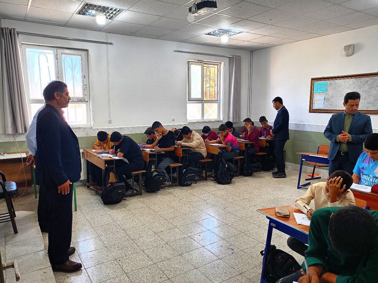 آزمون سنجش در دبیرستان میثاق 