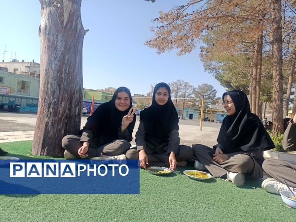 پذیرایی از دانش آموزان دبیرستان نمونه اندیشه با صبحانه گرم 