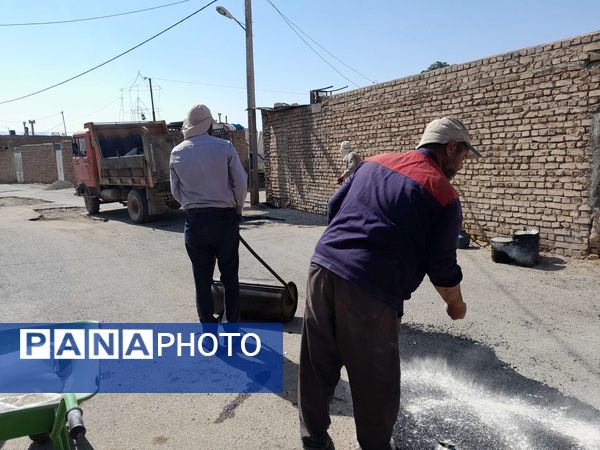 فرآیند چاله‌گیری کوچه دبیرستان مادر مهربان نقاب شهرستان خلیل آباد
