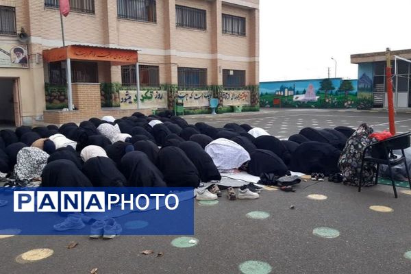  نماز باران در مدرسه جنت با حضور جمعی دانش‌آموزان