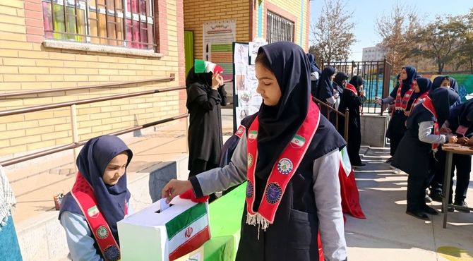 انتخابات شورای دانش آموزی در دبستان فاطمه اهری هاشمی 
