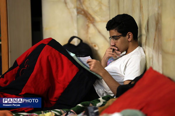 اعتکاف دانش‌آموزی در حسینه ارشاد