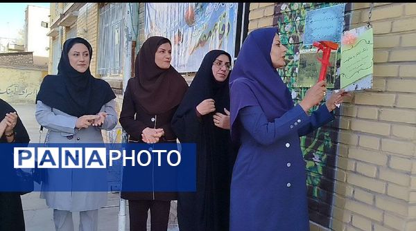 آغاز سال تحصیلی در دبیرستان نمونه زینب الکبری(س) قروه همراه با نواختن زنگ ایثار و مقاومت  