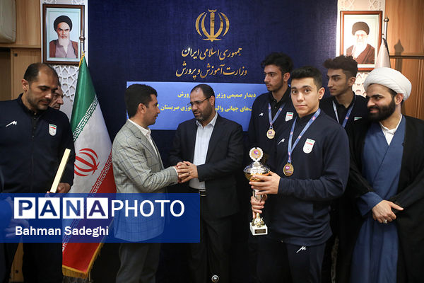  دیدار صمیمی وزیر آموزش و پرورش با قهرمانان رقابت‌های جهانی والیبال دانش‌‌آموزی صربستان ۲۰۲۴