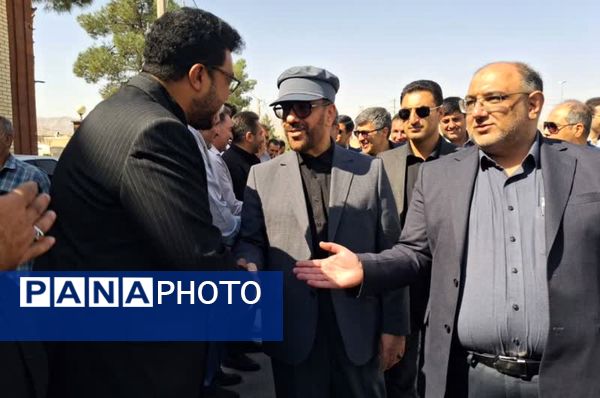 میثاق استاندار و مسئولان استانی با شهدا در سفر به زرقان