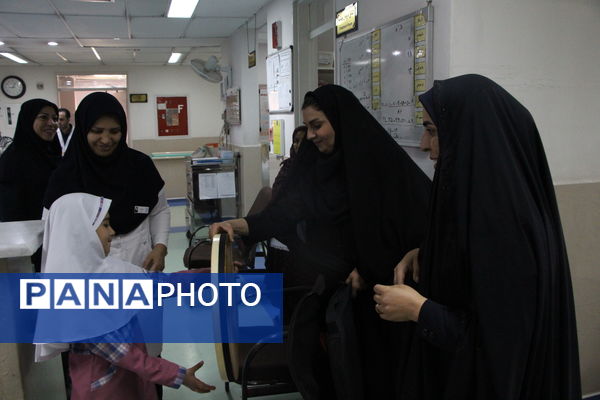 تقدیر دانشآموزان دبستان دخترانه صادقیان یزد از مادر پرستار