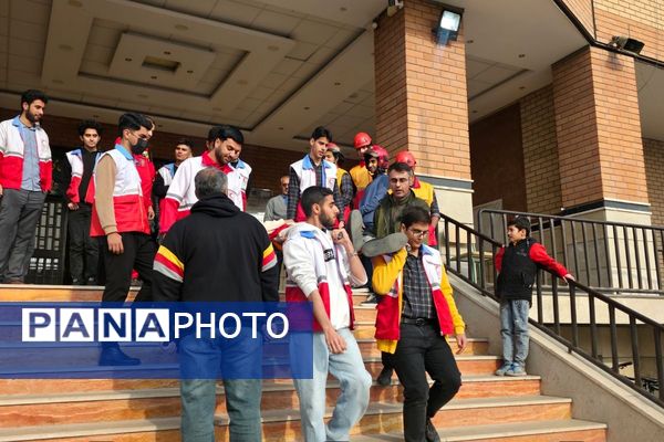 اجرای مانور زلزله با حضور مسئولان در مدرسه استاد مطهری رباط‌کریم