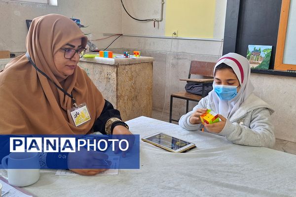 تصاویری زیبا از تمرکز دانش‌آموزان دختر در المپیاد رویش ناحیه۳ شیراز 