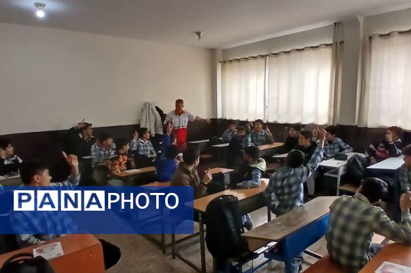 آموزش کمک‌های اولیه در مدرسه شهید فتوحی رباط‌کریم