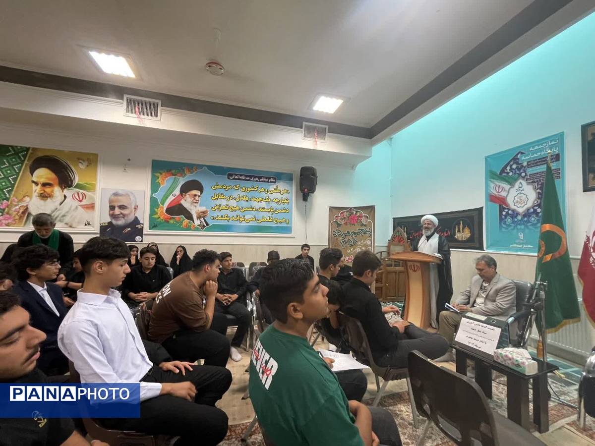 دیدار اعضای بسیج دانش آموزی و اعضای انجمن اسلامی با امام جمعه شهرستان کاشمر