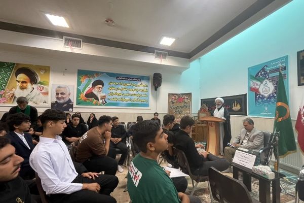 دیدار اعضای بسیج دانش آموزی و اعضای انجمن اسلامی با امام جمعه شهرستان کاشمر 