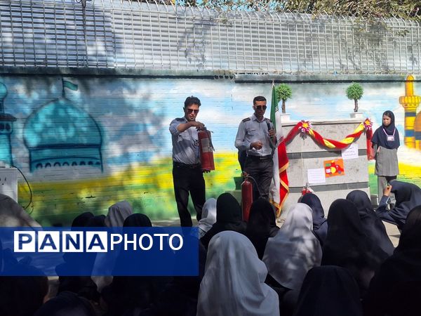 نور امید در دل آتش تجلیل از قهرمانان مدرسه مهندس رحمانی فرد در روز آتش‌نشان