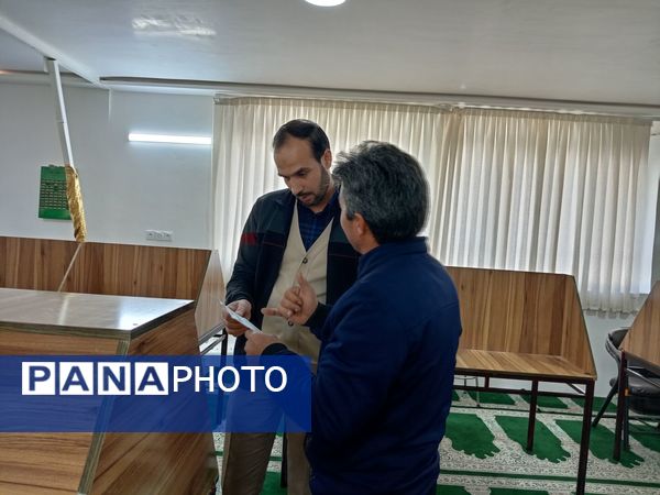 جلسه انجمن اولیا و مربیان تخصصی پایه های دهم دبیرستان نمونه آیت الله خامنه ای برگزار شد