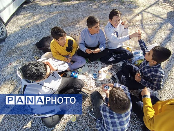 برگزای اردوی تفریحی دبیرستان رجایی یک به‌مناسبت هفته بسیج 