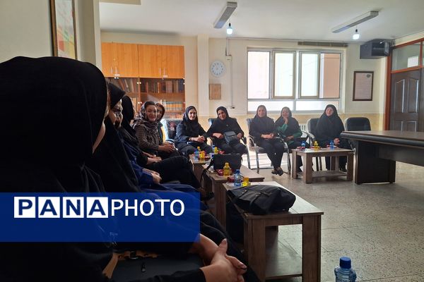 اولین جلسه انجمن اولیا و مربیان در آموزشگاه معارف ۶ شیراز 