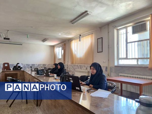 تصحیح اوراق آزمون‌های نهایی در آموزش و پرورش ناحیه یک مشهد مقدس