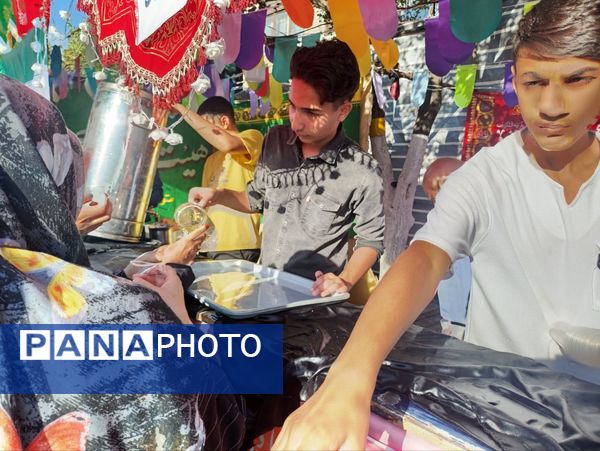 گوشه‌ای از راهپیمایی غدیر خونین در مشهد مقدس