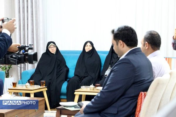 دیدار معاون پرورشی و فرهنگی وزیر آموزش و پرورش با خانواده معلم شهید عبدالله برزگر 