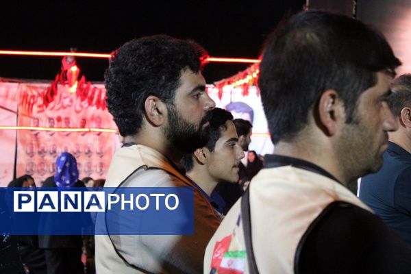 دانش‌آموزان در موکب دانش‌آموزی عشاق‌الحسین از زائرین کربلای معلی پذیرایی کردند
